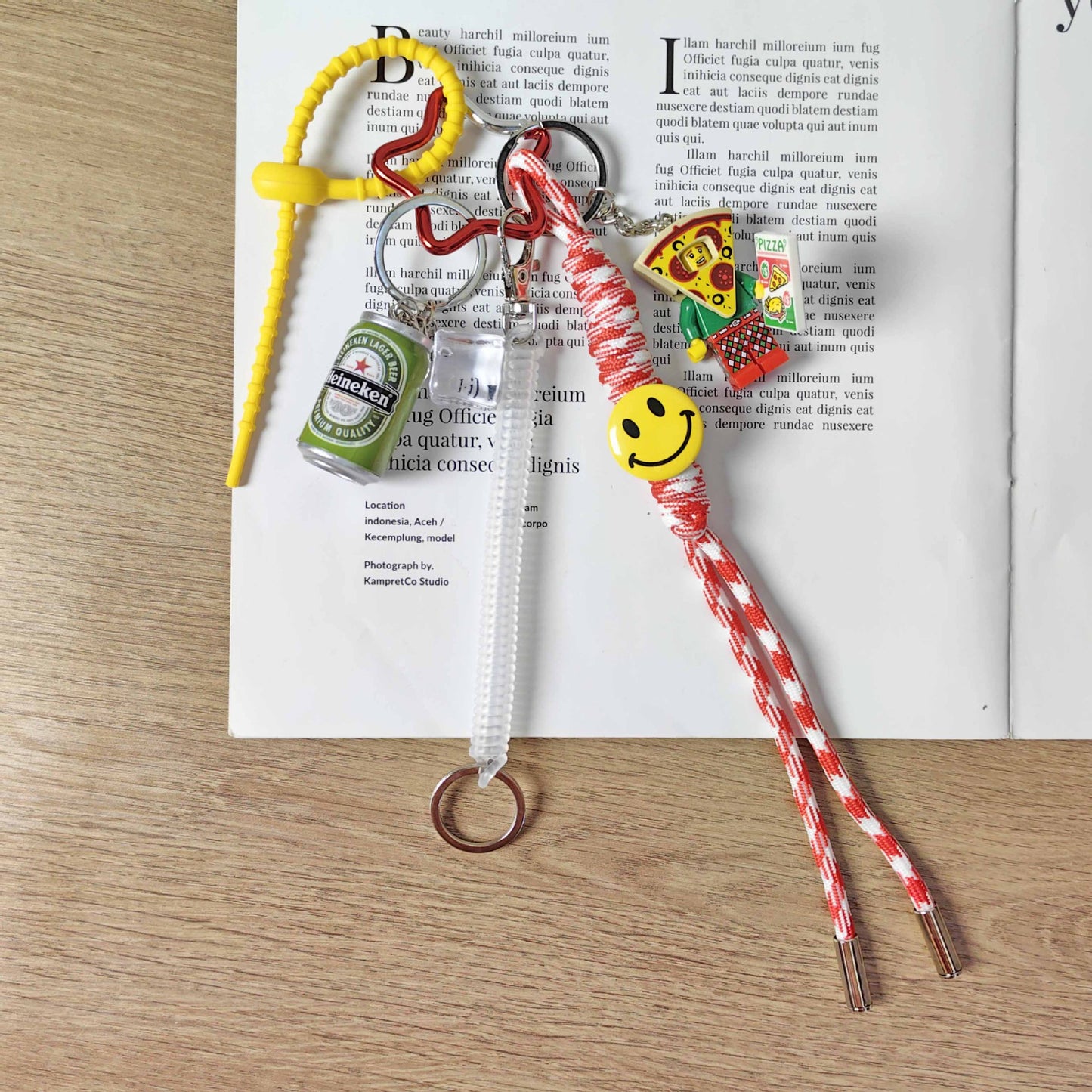 Creative Pizza Builder Keychain with Smiley Beer and Ice Cube Charms - Fun Unisex Bag Accessory