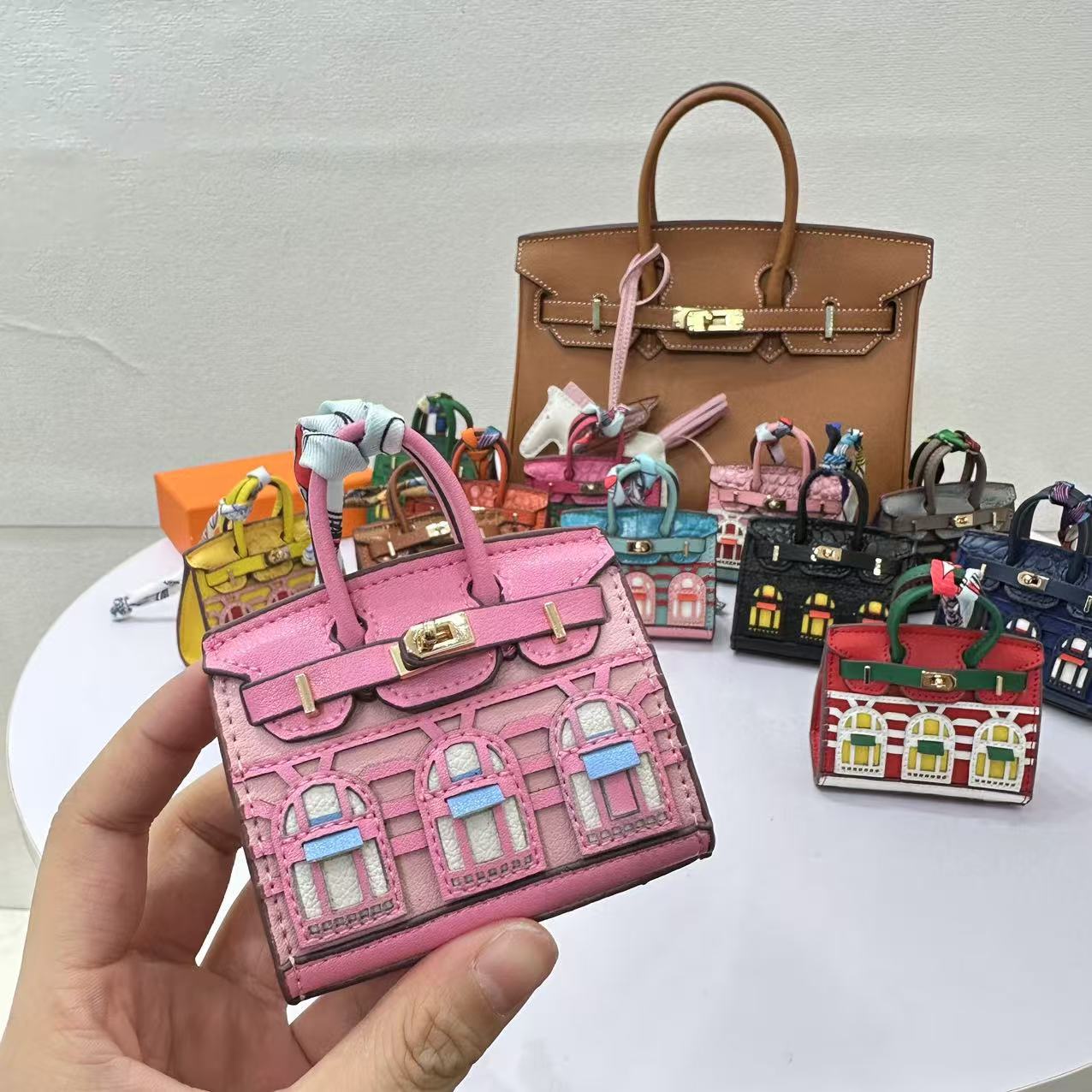 Mini House-Shaped Bag Charm & Keychain: Cute Creative Window Design for Car Keys & Earphone Pouches